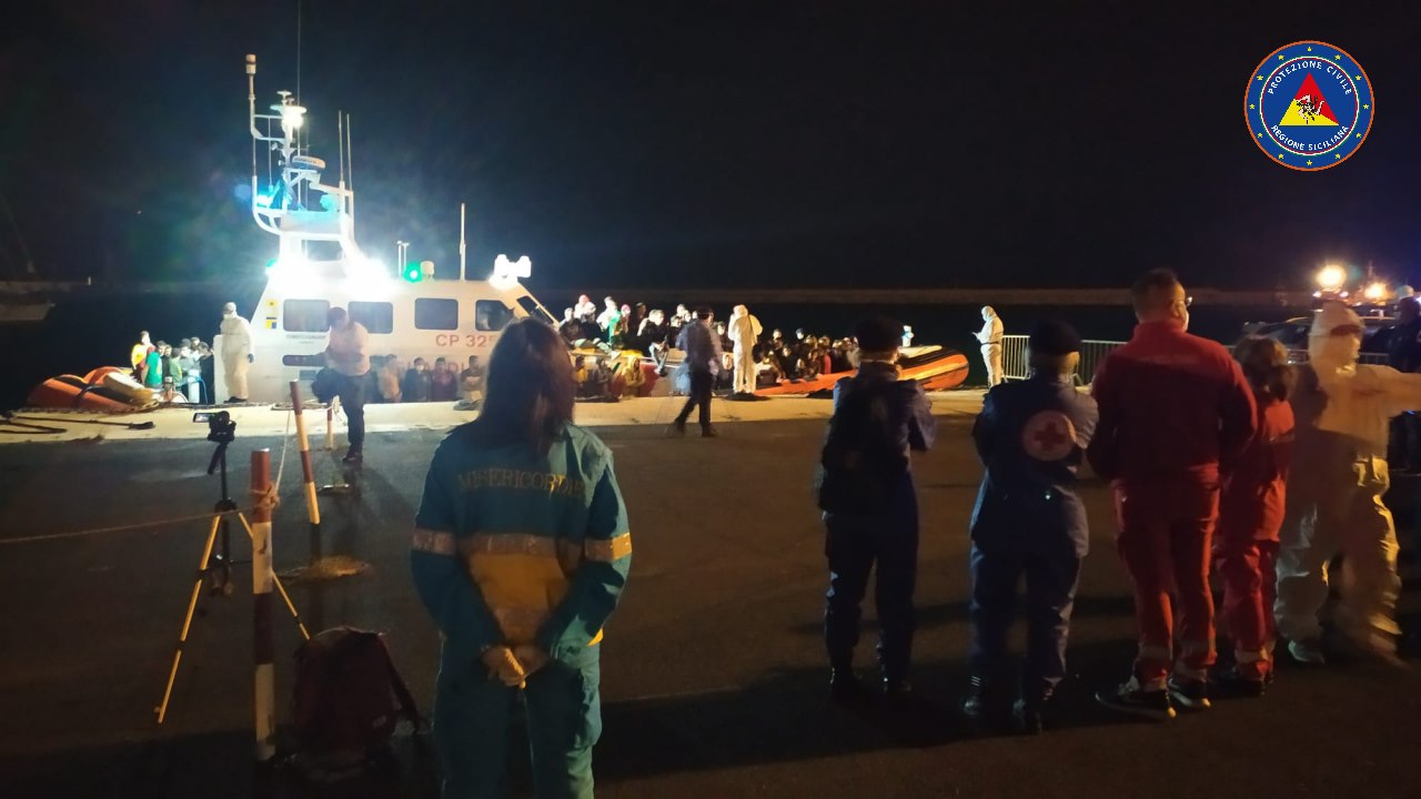 migranti sbarcati porto Pozzallo