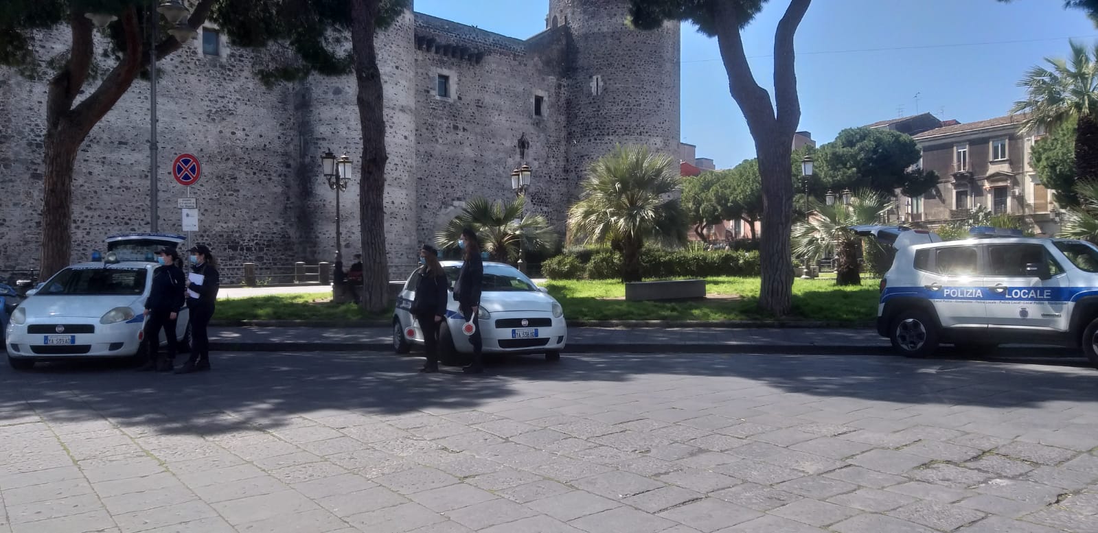 Municipale in azione a Piazza Federico di Svevia: pioggia di sanzioni