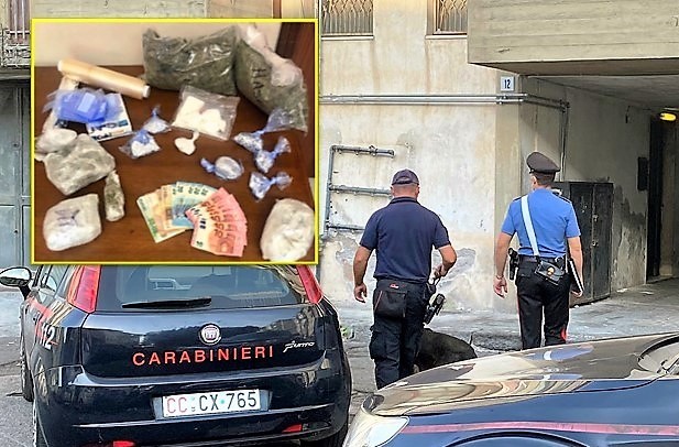 Pusher ai domiciliari lancia droga dal balcone