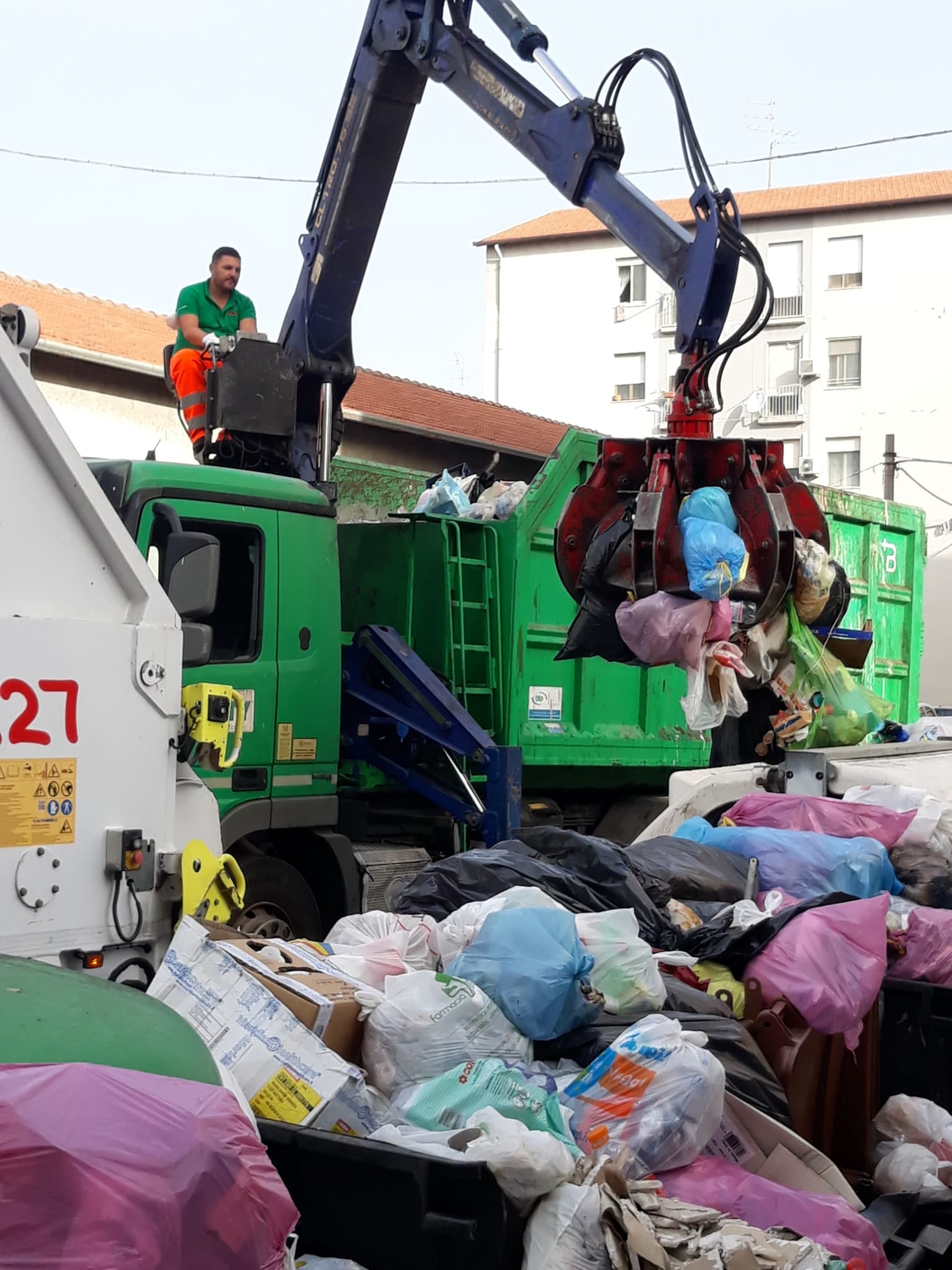 Emergenza rifiuti in corso ma proseguono i lavori di raccolta per le strade di Catania