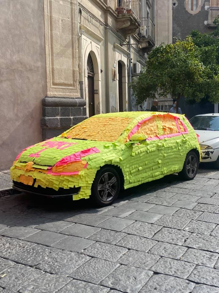 post-it su auto a catania