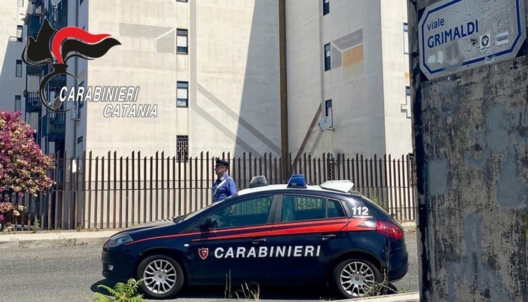 Devasta la casa dei nonni e dello zio