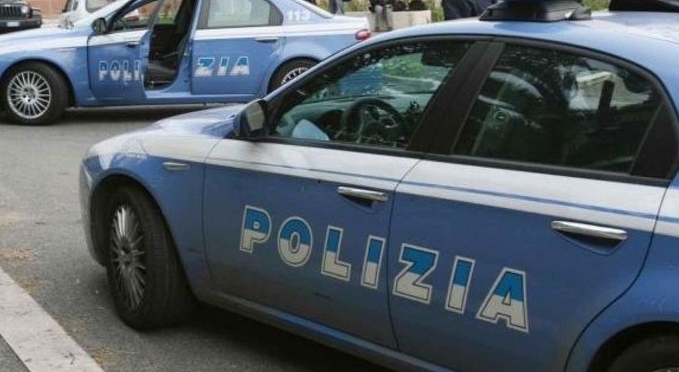 donna Polizia pubblico ufficiale