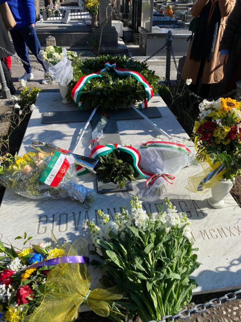 La tradizionale deposizione dei fiori sulla tomba dello scrittore