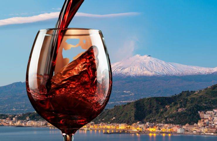 Calice di vino con sfondo l'Etna