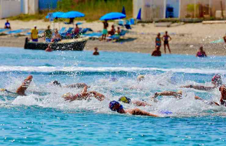 Quanto serve per attraversare stretto di Messina a nuoto