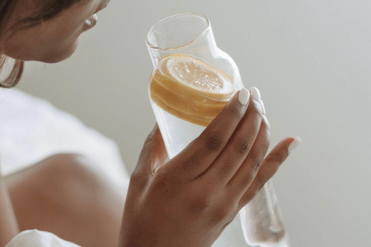 Colazione con acqua e limone