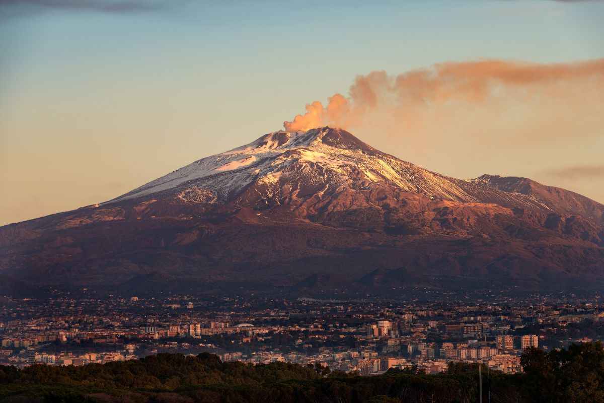 L'Etna veglia sulla città di Catania