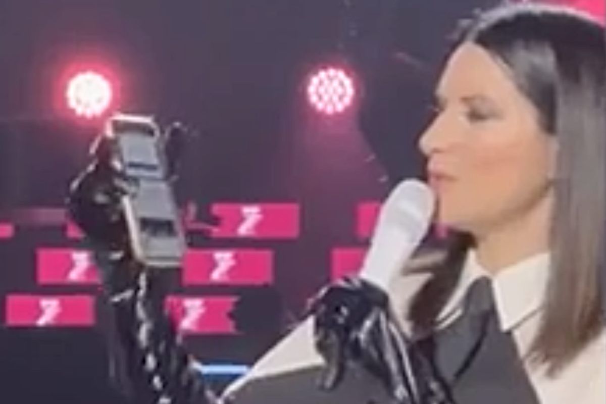 Laura Pausini con il telefono dello spettatore
