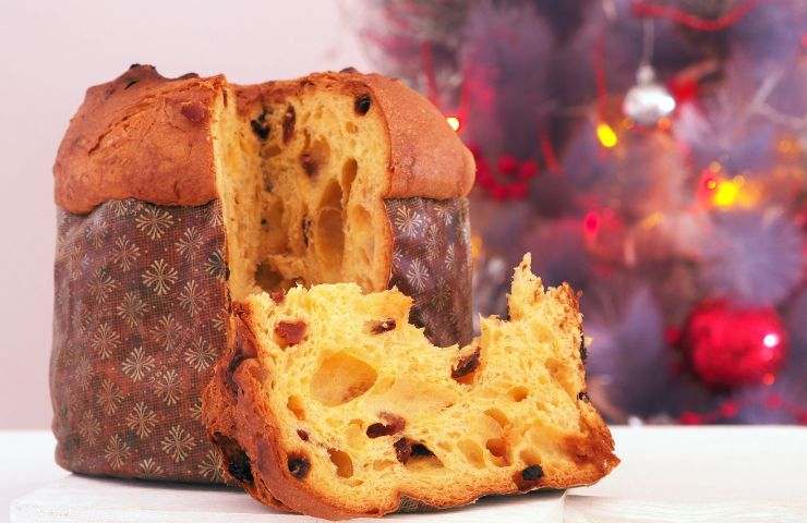 Panettone con fetta tagliata