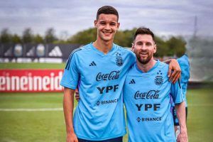 Valentin Carboni con Leo Messi