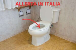 wc scritta freccia